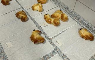 Hefegebäcke in verschiedenen Formen liegen auf mehreren Papiertüchern zum Abkühlen.