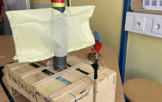 Boote aus Kork, Holz und Papier stehen nebeneinander auf einer Fensterbank.