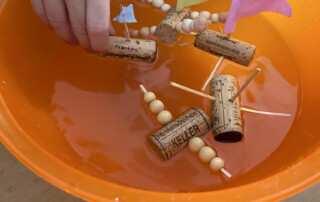 Bastelboote aus verschiedenen Materialien stehen auf einer Fensterbank.