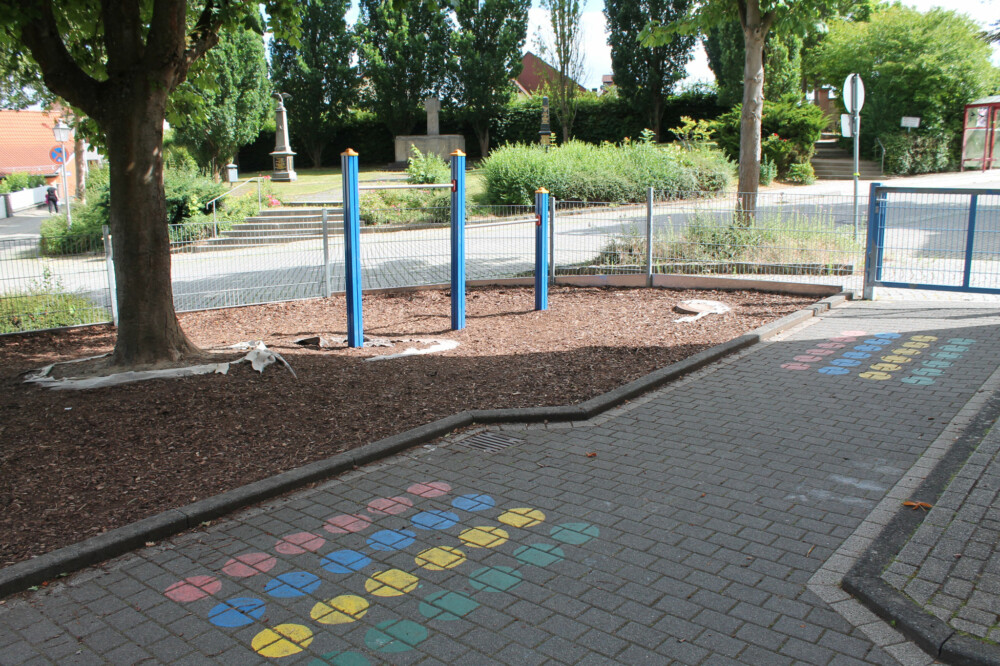 Spielplatz mit bunten Punkten auf dem Boden als Bewegungsspiel.