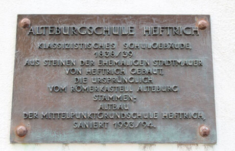 Schulgebäude_05 Gedenk- oder Informationstafel an der Fassade der Alteburgschule Heftrich.