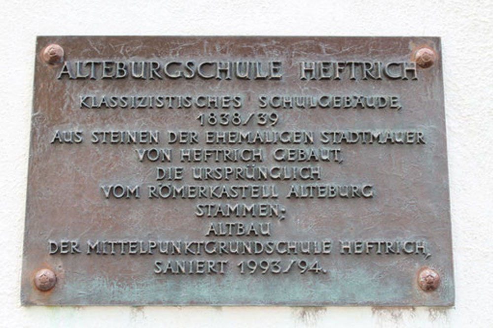 Gedenk- oder Informationstafel an der Fassade der Alteburgschule Heftrich.