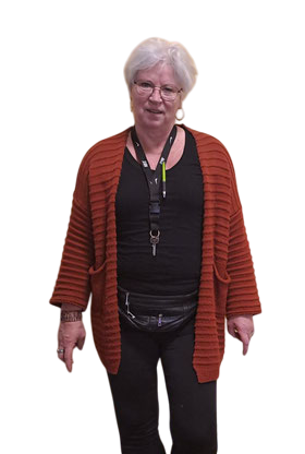 image-Photoroom Eine erwachsene Person steht und blickt zur Kamera.