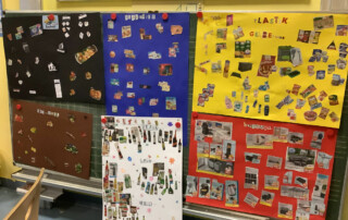 Runder Tisch mit einem Lernspiel, auf dem Tiere und Symbole im Kreis angeordnet sind.