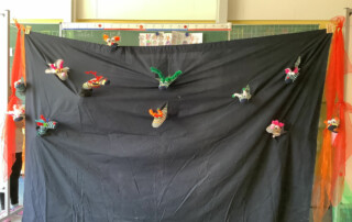 Galerie mehrerer grüner Bastelbilder hängt an einer Wand.