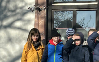 Fensterbank im Klassenzimmer mit bunt gestalteten Figuren und Dekorationen.