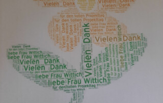 Grafische Blume, deren Blütenblätter und Blätter aus Wörtern bestehen; Darstellung eines Wald- oder Naturthemas.